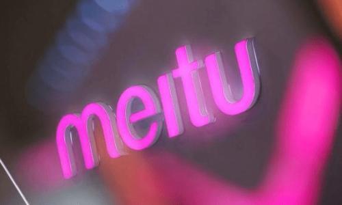 区块链平台是一个数字框架，用于开发和运行区块链应用程序。它包括了一系列的协议、工具、服务和标准，使得开发者能够在其上构建分散式应用程序（DApps），并且确保数据存储、交易和其他功能的安全性和透明性。区块链平台的技术基础包括分布式账本技术、加密算法和智能合约等，使得任何参与者都可以在没有中介的情况下进行透明、安全的交易。

以下是区块链平台的一些关键特征：

1. **去中心化**：区块链技术的核心在于去中心化，数据存储在多个节点上，没有单一的控制点。这降低了单点故障的风险，并增强了系统的安全性。

2. **不可篡改性**：一旦数据被写入区块链，就无法被更改或删除。通过加密技术，确保了数据的完整性。

3. **透明性**：区块链上的交易是公开的，任何人都可以查阅交易记录，在提高信任度的同时，也保证了交易的透明性。

4. **智能合约**：区块链平台通常支持智能合约，这是一种自动执行、不可更改的合约，能够在满足特定条件时自动执行预先设定的条款。

5. **安全性**：通过密码学技术，区块链交易变得更加安全，用户的身份信息和交易内容都会得到保护。

区块链平台在金融、供应链管理、医疗、版权保护等多个领域都有广泛的应用，推动了各行各业的数字化转型。